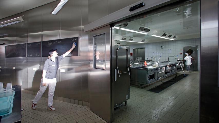 Im Inneren des Uhrenhauses steckt eine professionelle Großküche. Bis zu 600 Essen werden hier produziert - und selbst gekocht, was die Kundschaft freut.