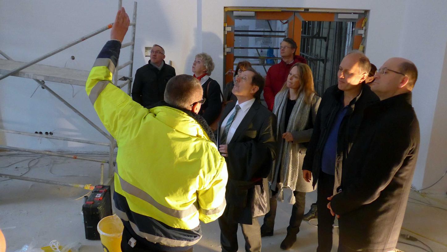 Architekt Ralf Glander erklärte Staatssekretär Füracker (r.) den Baufortschritt wofür Investor Falko Weber (2. v. r.) dessen Bewunderung galt. MdL Hans Herold (5. v. r.) galt das Lob seine hartnäckigen Impulse zu den Behördenverlagerungen. Architekt Ralf Glander erklärte Staatssekretär Füracker (r.) den Baufortschritt wofür Investor Falko Weber (2. v. r.) dessen Bewunderung galt. MdL Hans Herold (5. v. r.) galt das Lob seine hartnäckigen Impulse zu den Behördenverlagerungen.