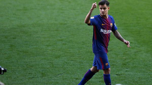 Schon im Sommer 2017 wollte der FC Barcelona Philippe Coutinho vom FC Liverpool loseisen. Dieser Transfer kam zunächst nicht zustande - doch im darauffolgenden Winter war es dann soweit: Zunächst floßen knapp 120 Millionen Euro von Katalonien in den Nordwesten Englands, insgesamt beträgt die Ablösesumme allerdings 145 Millionen. Coutinho, in Liverpool noch als "kleiner Magier" verehrt, sollte in Barcelona mit seiner Kreativität für katalanische Glanzmomente sorgen - wurde aber, sofern er denn überhaupt spielte, vom verwöhnten Publikum in Barcelona eher ausgepfiffen als bejubelt. In der Saison 2019/20 lieh der FC Barcelona den Brasilianer an den FC Bayern München, mit dem er prompt die Champions League gewann. Inzwischen kickt Coutinho wieder auf der Insel: Aston Villa verpflichtete den Offensivmann 2022 für nur 20 Millionen Euro.
