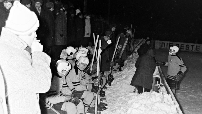 Unter welchen heute unvorstellbaren Bedingungen vor 50 Jahren in Pegnitz Eishockey gespielt wurde, beweisen diese Fotos aus dem Jahr 1968. Nach heftigen Schneefällen musste das Spielfeld am Nachmittag mit einem Traktor geräumt und anschließend freigeschaufelt werden. Am Abend standen die Zuschauer auf Schneebergen, höher als die Bande. Sehenswert auch die Spielerbank. Trotzdem verlor der EVP damals gegen den Landesliga-Spitzenreiter Regensburg nur knapp mit 2:3 Toren. Foto: Claus Volz