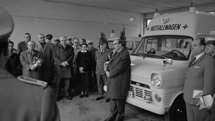 Im Rotkreuzheim übergibt Stadtrat Dr. Thoma (Mitte) den Unfallwagen an das Rote Kreuz. Hier geht es zum Kalenderblatt vom 15. Januar 1968: Der erste Unfallwagen