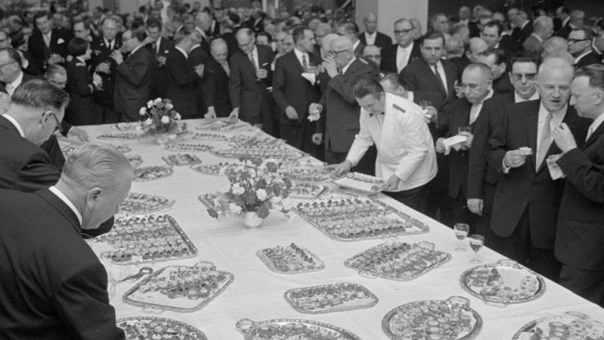 Der Mittelpunkt des Neujahrsempfang war das festliche Büfett im Foyer der Meistersingerhalle. Hier geht es zum Kalenderblatt vom 16. Januar 1968: 700 Gäste wünschten Nürnberg Glück