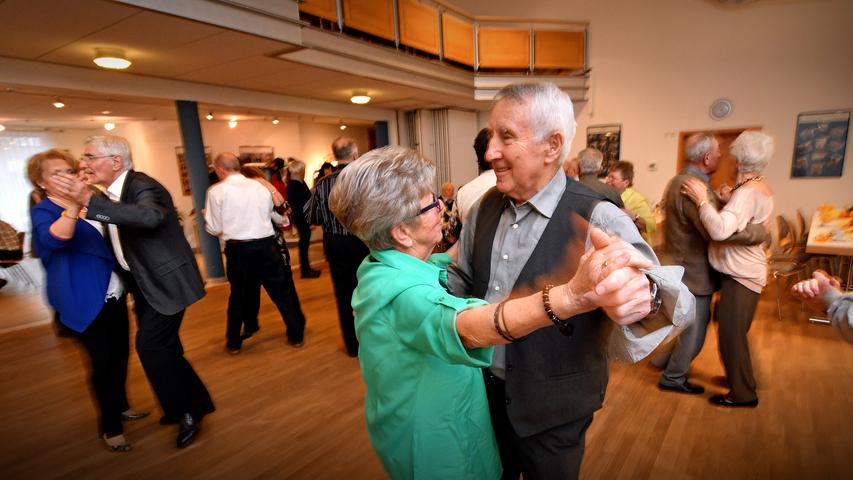 Die können noch tanzen! Beim Seniorentanz in St. Otto wirbeln viele Paare übers Parkett. Hier präsentieren sich Barbara und Willi Gahabka.