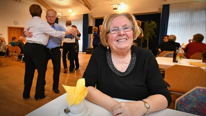 Mit acht Helferinnen ist Gudrun Müller vom Sozialausschuss St. Otto die "gute Seele" des Seniorentanzes.