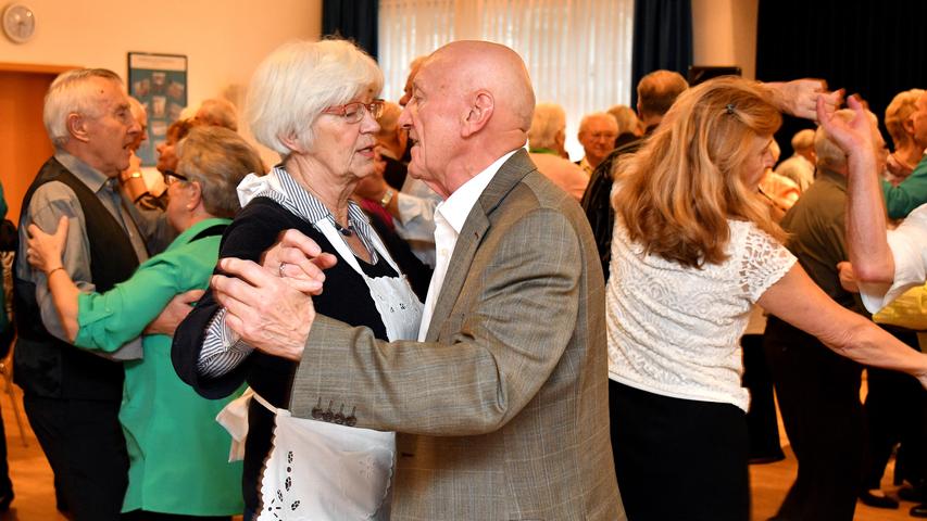 Die können noch tanzen! Beim Seniorentanz in St. Otto wirbeln viele Paare übers Parkett. Aber auch zum Kaffeetrinken, Musikhören und Plaudern ist der monatliche Termin ein beliebter Treffpunkt.