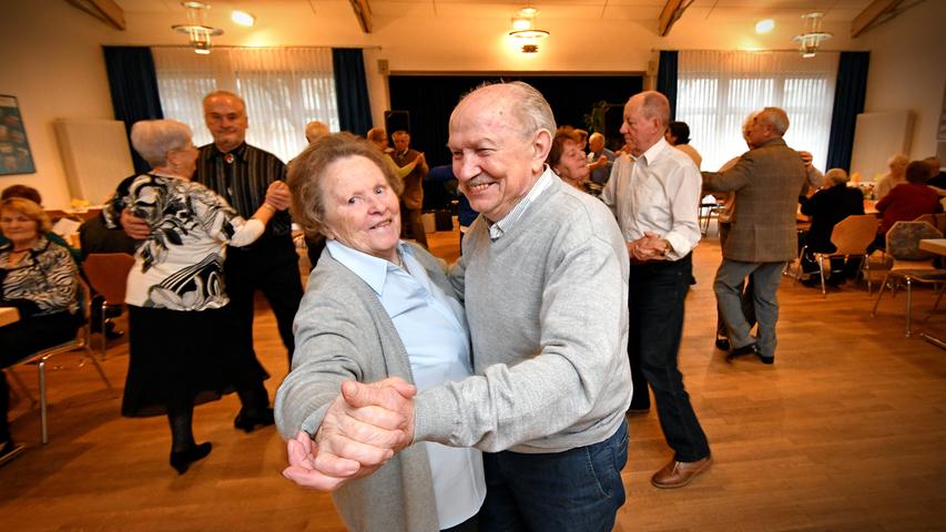 Eins, zwei, drei - eins, zwei, drei. Beim Tanzen lassen sich die Senioren nichts vormachen.