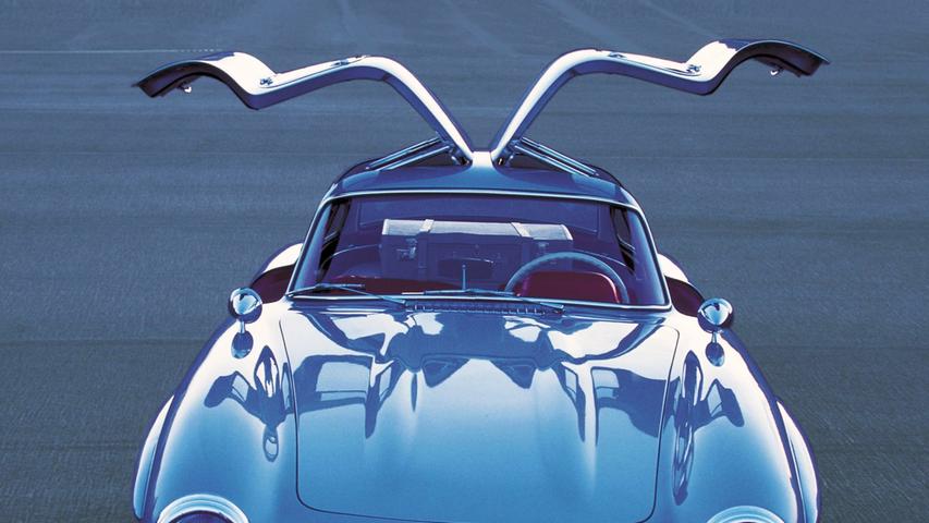 ...haben sich die Ingenieure zweifellos an berühmten Vorbildern aus der eigenen Firmengeschichte orientiert. Pate gestanden hat zum Beispiel der Mercedes 300 SL aus den 50er-Jahren.