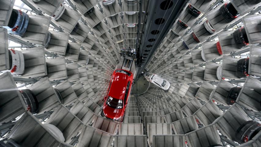 Da will die Konzernmutter Volkswagen natürlich nicht nachstehen. Ordentlich in Bewegung sind auch die Fahrstühle in den Auslieferungstürmen der Autostadt in Wolfsburg.