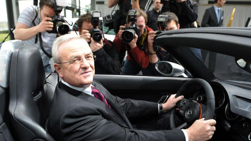 Hält zufrieden das Steuer in der Hand: Martin Winterkorn, Chef des größten Autobauers Europas.