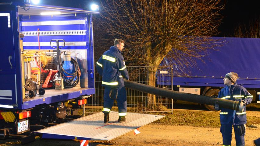 Großaufgebot in Baiersdorf: THW pumpt Angersee leer