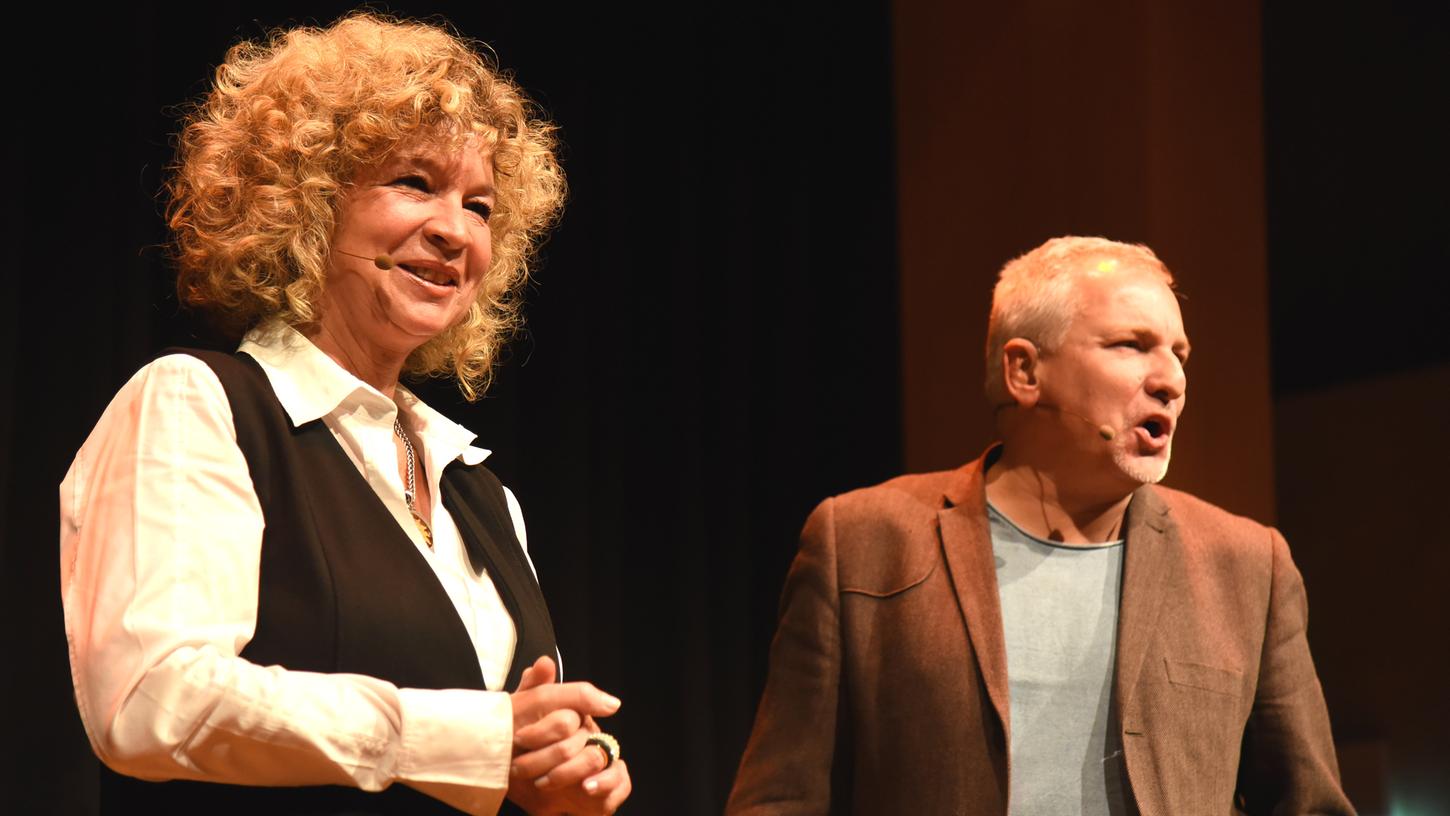 Susanne Rohrer und Matthias Matuschik sorgten im voll besetzten Saal im Evangelischen Zentrum für zahlreiche Lacher.