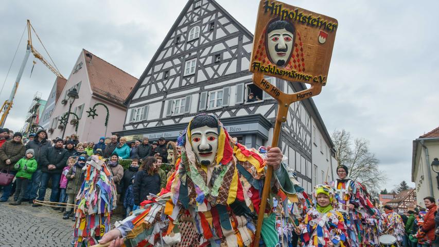 Hexenkessel in Hilpoltstein: Brauchtumsumzug poltert durch die Stadt