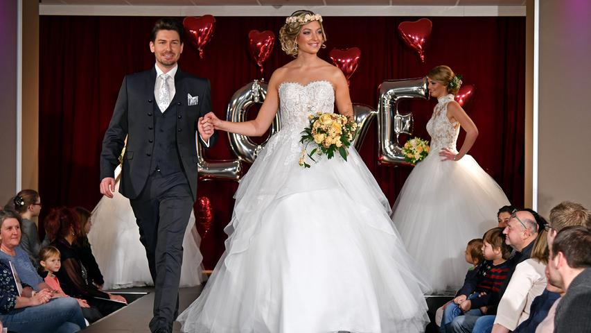 Strahlende Kleider, blinkende Ringe: Die Hochzeitsmesse in Neumarkt