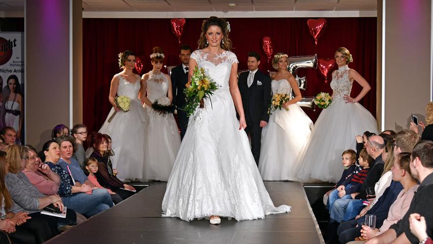 Strahlende Kleider, blinkende Ringe: Die Hochzeitsmesse in Neumarkt
