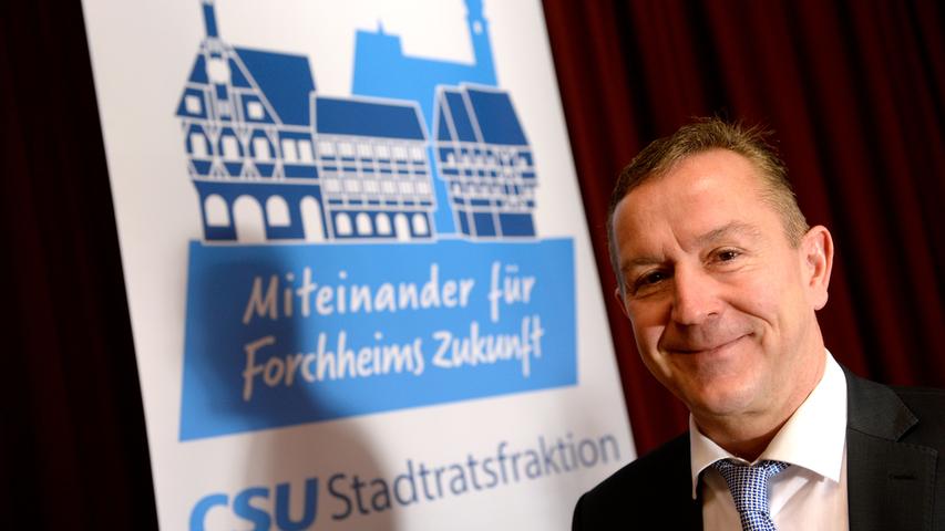 CSU-Fraktionsvorsitzender Udo Schönfelder vor dem nagelneuen CSU-Plakat.