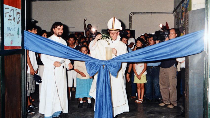 1998 - Jorge Bergoglio in einer Kirche in Buenos Aires.