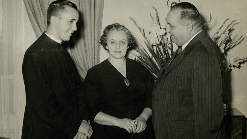 Jorge als junger Mann - hier mit seiner Mutter Maria und seinem Vater Mario Jose 1958 in Buenos Aires.