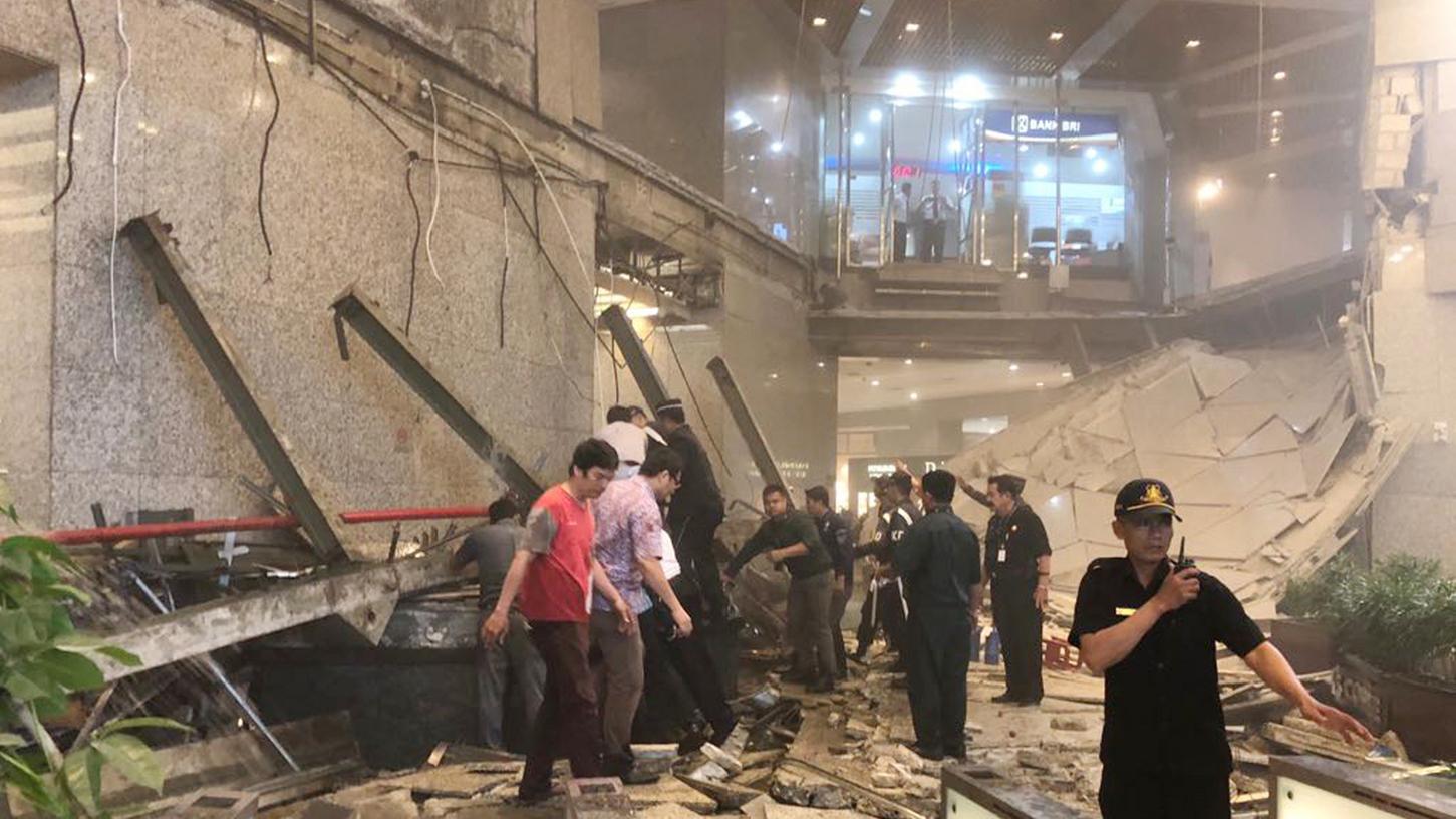 Sicherheitskräfte suchen in den Trümmern nach Verletzten, nachdem im indonesischen Jakarta ein Geschoss des Börsengebäudes eingestürzt war.
