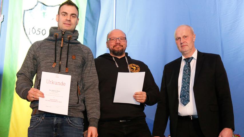 Zwei erfolgreiche Kickboxer des TSV mit Bürgermeister Gerald Brehm (r.).