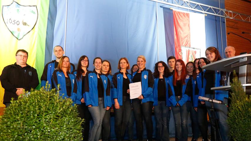 Das Synchron-Eiskunstlauf Team "Blue Sparkles" vom ESC Höchstadt.