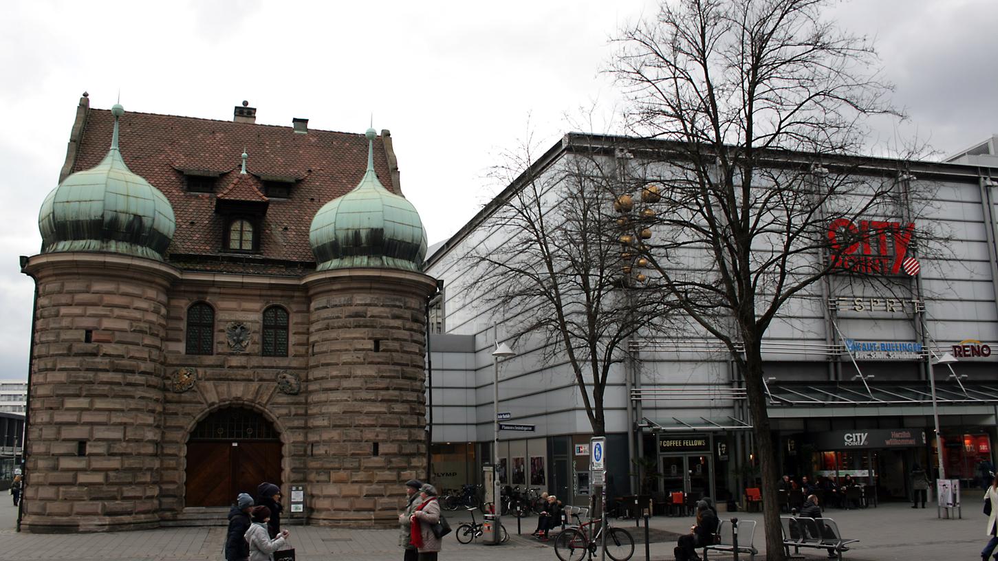 In der Nürnberger Pfannenschmiedgasse hat ein unbekannter türkischer Mann einen politischen Info-Stand inmitten der Fußgängerzone angegriffen - der Grund: Die Aktivisten standen dem in der Türkei umstrittenen Gülen-Netzwerk nahe.