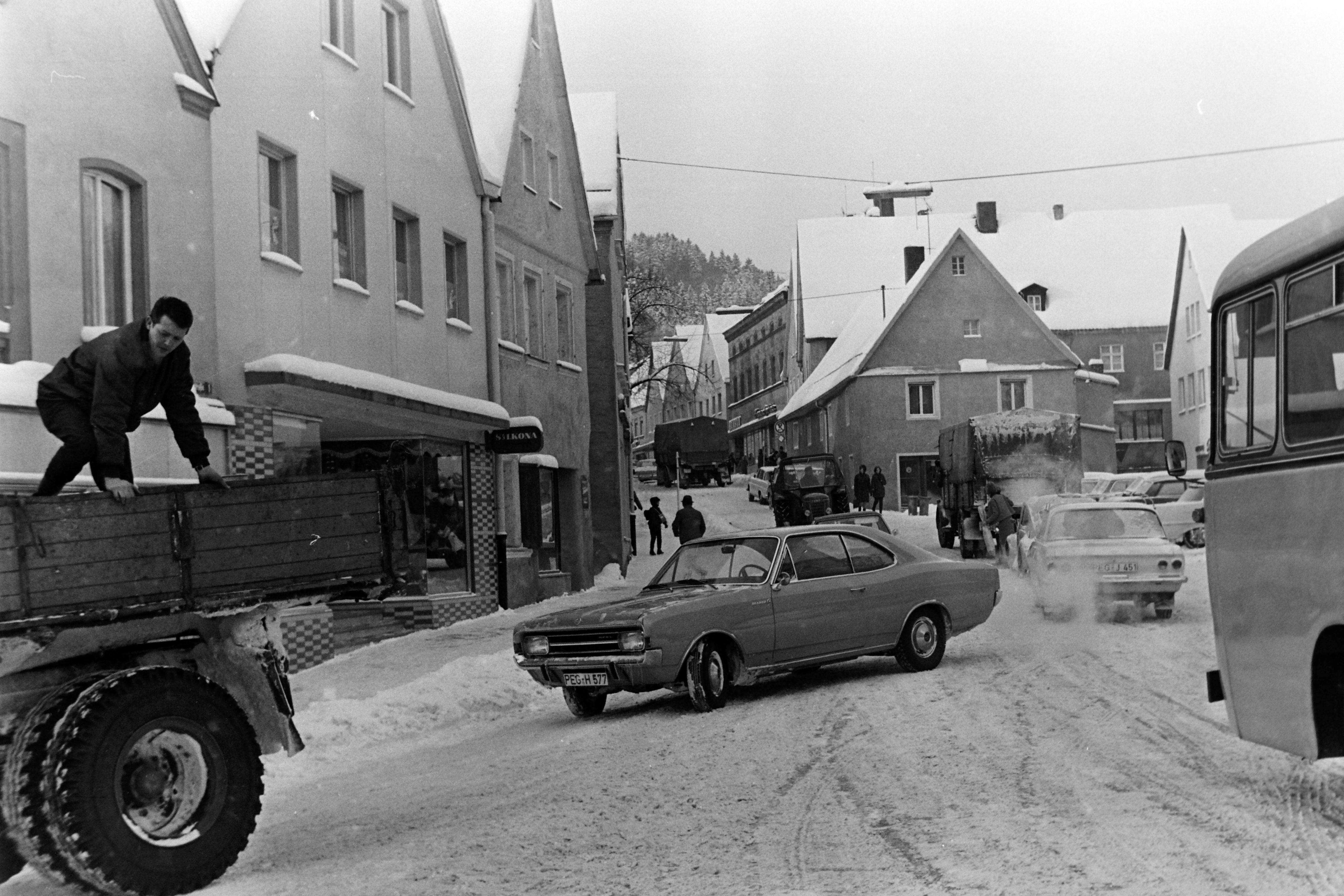 1968 hatten die Stadt- und Kreisbauhöfe mit einem der schneereichsten Winter aller Zeiten zu kämpfen. Der Opel Rekord in der Bildmitte kam auf der abschüssigen Straße ordentlich ins Schlingern.