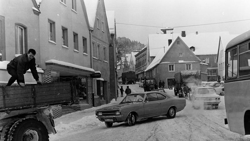 1968 hatten die Stadt- und Kreisbauhöfe mit einem der schneereichsten Winter aller Zeiten zu kämpfen. Der Opel Rekord in der Bildmitte kam auf der abschüssigen Straße ordentlich ins Schlingern.
