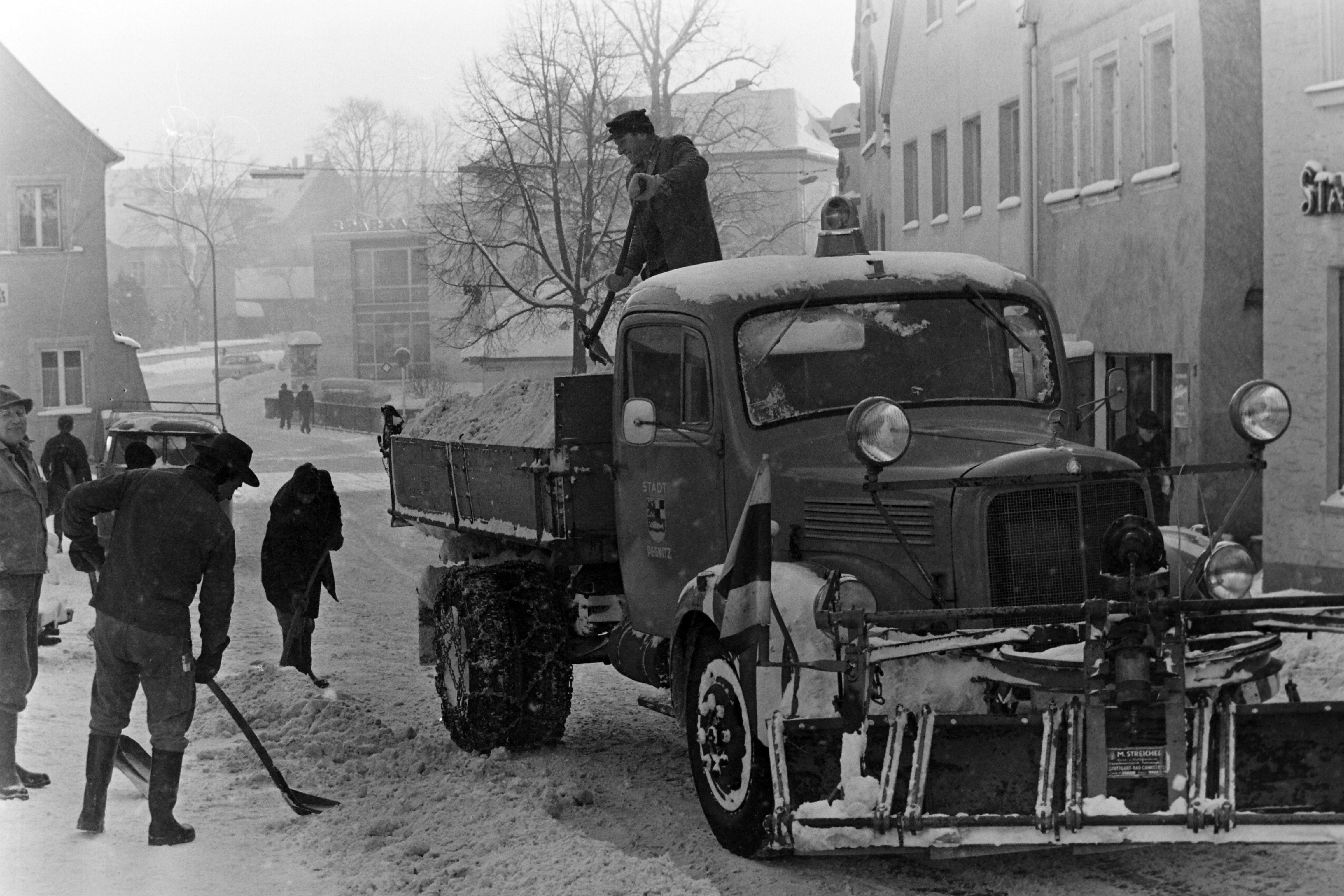 Mit einfachsten Gerätschaften mussten die Arbeiter im Winter 1986 der weißen Pracht Herr werden, wie unser Bild aus jenen Wintertagen beweist.