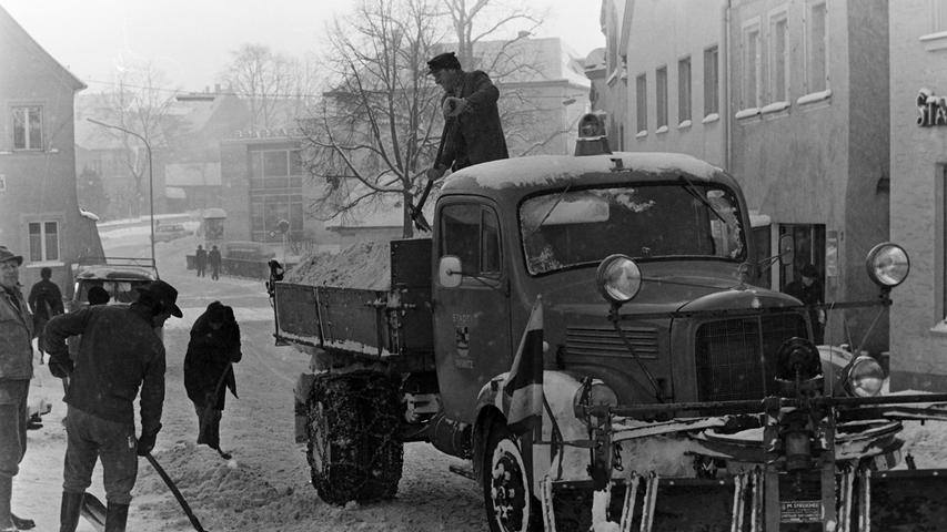 1968 hatten die Stadt- und Kreisbauhöfe mit einem der schneereichsten Winter aller Zeiten zu kämpfen. Mit einfachsten Gerätschaften mussten die Arbeiter damals der weißen Pracht Herr werden, wie unsere Bilder aus dem Jahr 1968 beweisen.