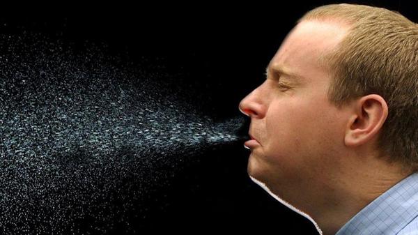 Sie entstehen beim Husten, Niesen, Sprechen. Sie sind ein Gemisch aus festen und flüssigen Schwebeteilchen. Gegen die virenhaltigen Tröpfchen in der Luft soll die Alltagsmaske helfen.