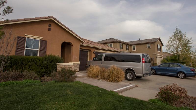 Autos stehen vor dem Haus in Perris, Kalifornien, in dem ein Ehepaar 13 Kinder gefangen hielt. Erst als einer 17-Jährigen die Flucht gelang, konnte sie die Polizei informieren.