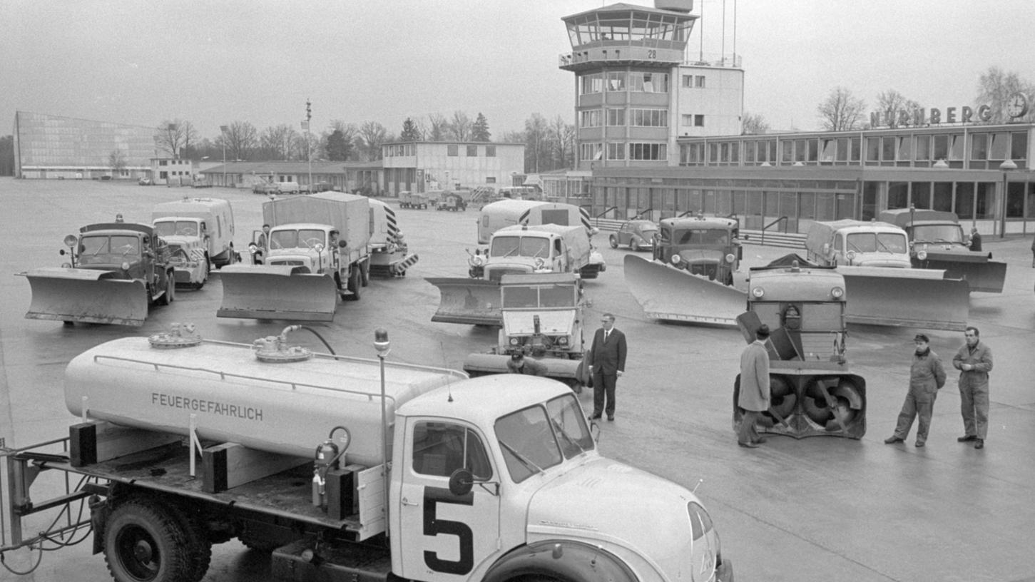 Ein reibungsloser Luftverkehr kostet im Winter viel Geld. Fast eine halbe Million sind die Fahrzeuge wert, die der Flughafen braucht, um bei Schnee und Eis einsatzbereit zu bleiben. Von Schneepflügen der verschiedensten Größen über Kehrblasgeräte bis zu Sandstreuern reicht das Sortiment der "Winterdienstgeräte".