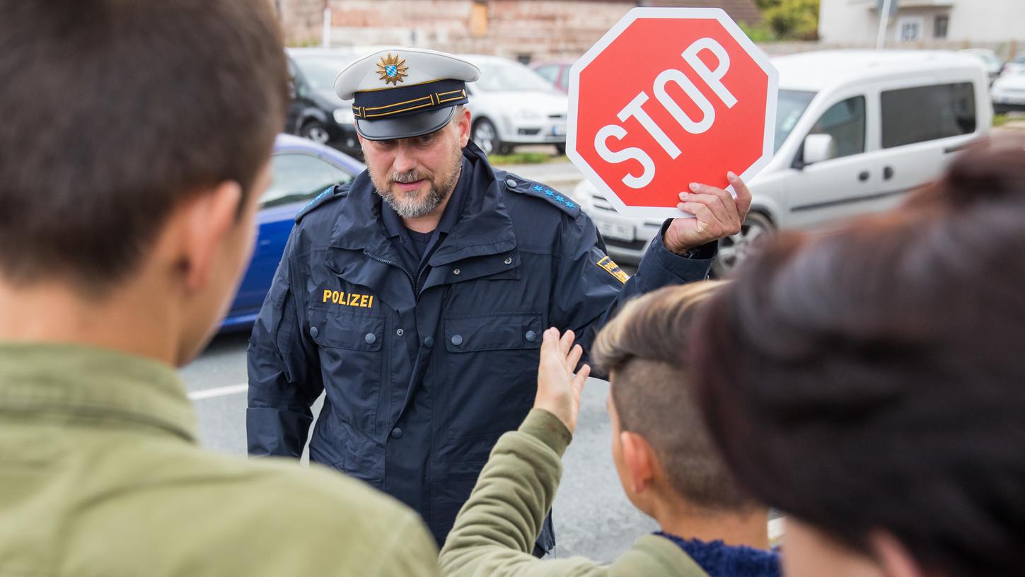 Was bedeutet ein Stopp-Schild? - Flüchtlinge in der Verkehrsschule 