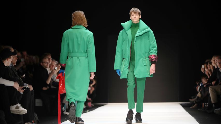 "Frosch-Alarm" beim Auftakt der Fashion-Week in Berlin oder anders gesagt: Grün, grün, grün sind alle meine Kleider - zumindest für alle Männder, die im kommenden Winter voll im Trend liegen wollen. Und die Frauen? - Hier wird es kuschelig an den Füßen.