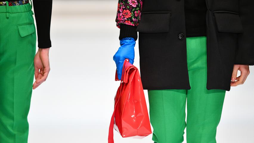 "Frosch-Alarm" beim Auftakt der Fashion-Week in Berlin oder anders gesagt: Grün, grün, grün sind alle meine Kleider - zumindest für alle Männder, die im kommenden Winter voll im Trend liegen wollen. Und die Frauen? - Hier wird es kuschelig an den Füßen.