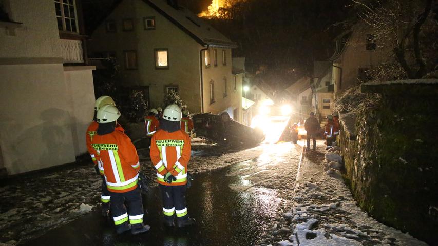 Umgekipptes Auto rutscht in Bad Berneck eine Straße hinunter