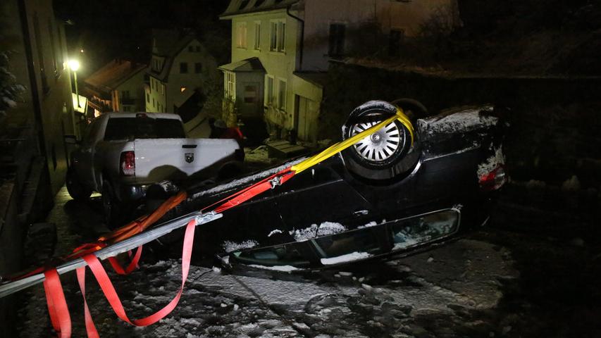 Umgekipptes Auto rutscht in Bad Berneck eine Straße hinunter