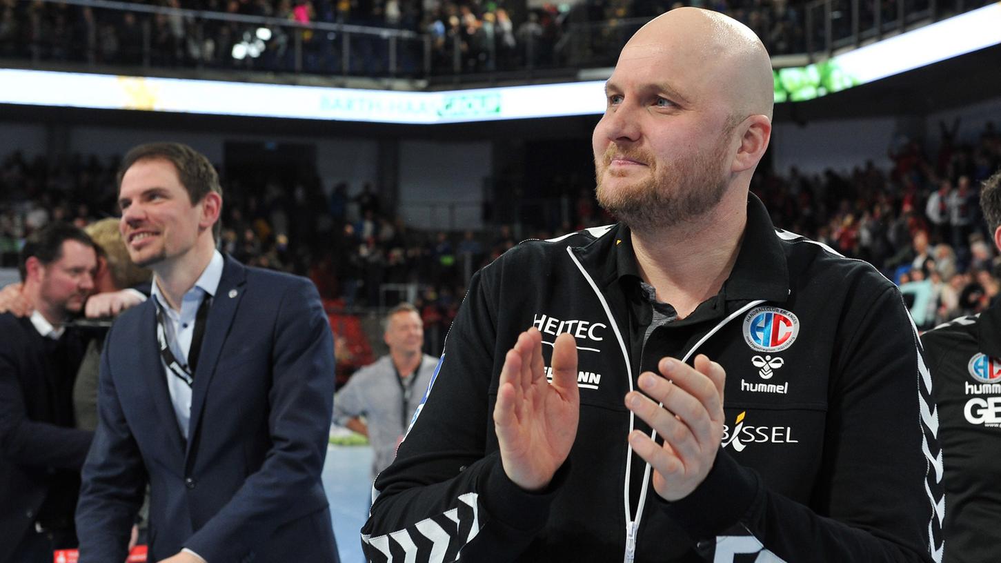 Will auch nach der EM-Pause im Februar wieder Grund zur Freude haben: HCE-Coach Adalsteinn Eyjolfsson (re.).