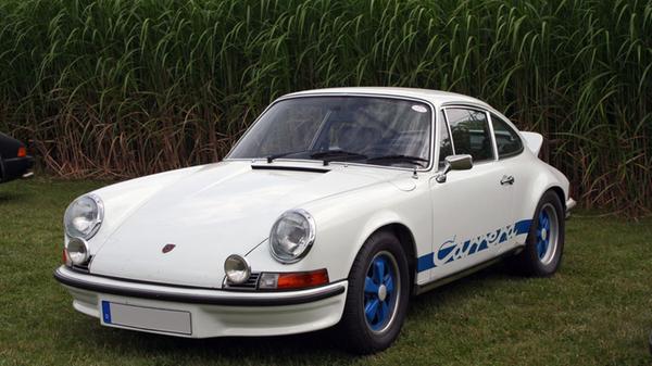 Keiner sagt Neun-Eins-Eins: Der berühmteste Porsche aller Zeiten heißt Neun-Elf. Der Neun-Elfer, das kann man ohne auch nur den Funken eines Zweifels sagen, darf geradezu als Inbegriff für die ganze Marke gelten. Sein Design war stilprägend für alle späteren Porsche-Modelle bis heute. Als die Baureihe Anfang der 60er-Jahre auf den Markt kam, waren die Motoren im Gegensatz zu heute allerdings noch luftgekühlt.