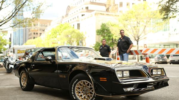 Es war der US-Schauspieler Burt Reynolds, der den Pontiac Trans-Am einem Millionenpublikum bekannt machte, und der Actionfilm "Ein ausgekochtes Schlitzohr" aus dem Jahr 1977 begründete ein ganzes Genre: Jene Art Filme, in denen es darum geht, in möglichst vielen Verfolgungsjagden möglichst viele Polizeiautos zu Schrott zu fahren. Das Auto, in dem Reynolds in seiner Rolle als "Bandit" allen Gesetzeshütern uneinholbar auf und davon fuhr, war ein Pontiac Trans-Am.