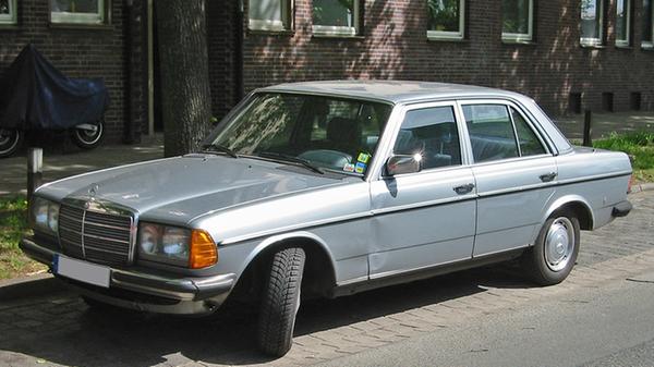 Was haben Siegfried Lowitz alias "Kommissar Köster" aus der Fernsehserie "Der Alte" und tausende Taxifahrer im Deutschland der 70er- und 80er-Jahre gemeinsam? Ihren Dienstwagen: Der Mercedes-Benz W123 gilt unter eingefleischten Fans heute als der letzte "echte Chrom-Benz". Ganz abgelaufen ist die Zeit des W123 auch über 30 Jahre nach Produktionsende noch nicht: In Nordafrika ist die Baureihe noch weit verbreitet. Vor allem als Taxi.