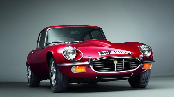Nicht nur James Bond liebt englische Sportwagen: Seit den 1960er-Jahren jagt auch FBI-Agent Jerry Cotton Bösewichte. Sein Dienstfahrzeug: Ein Jaguar E-Type. Der E-Type gilt als eines der schönsten Autos, die jemals gebaut wurden. Und das absolut zu Recht.