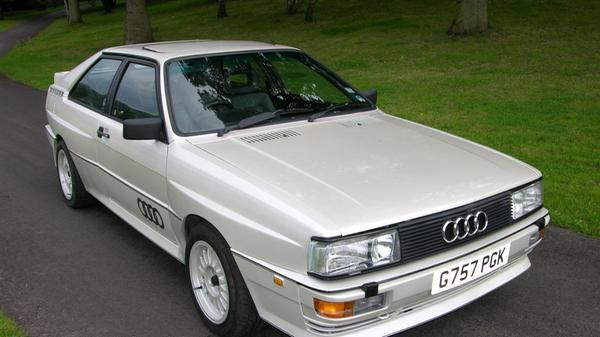 Auch der "Ur-Quattro" schrieb Audi-Geschichte: Das kantige Auto mit den vier Ringen auf dem Kühlergrill war der erste Audi mit permanentem Allrad-Antrieb. 1980 kam er auf den Markt, als der westdeutsche Bundeskanzler noch Helmut Schmidt hieß und der Rubiks-Zauberwürfel seinen Siegeszug in die Kinderzimmer antrat.