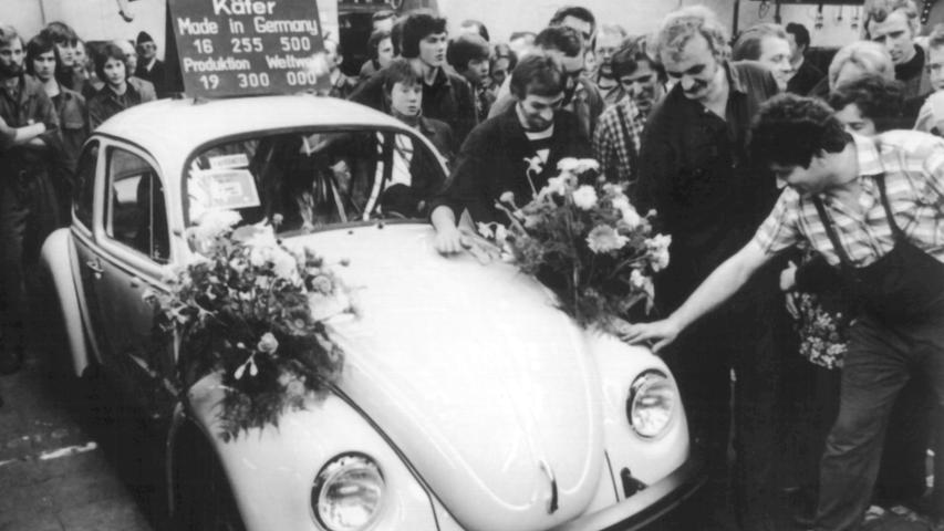Liebevoll mit Blumen geschmückt rollt der letzte in Europa produzierte VW-Käfer am 19. Januar 1978 im Emdener VW-Werk vom Band. In Brasilien und Mexiko lief die Produktion dagegen noch viel länger weiter: Der wirklich allerletzte Käfer wurde erst im Juli 2003 in Mexiko gebaut. 