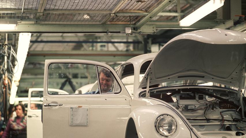 Diese Aufnahme aus dem VW-Werk im ostfriesischen Emden darf mit Fug und Recht als historisch bezeichnet werden: Sie entstand am 30. Juli 1977 und damit nur ein Dreivierteljahr vor dem Produktionsende des Käfers in Deutschland. 