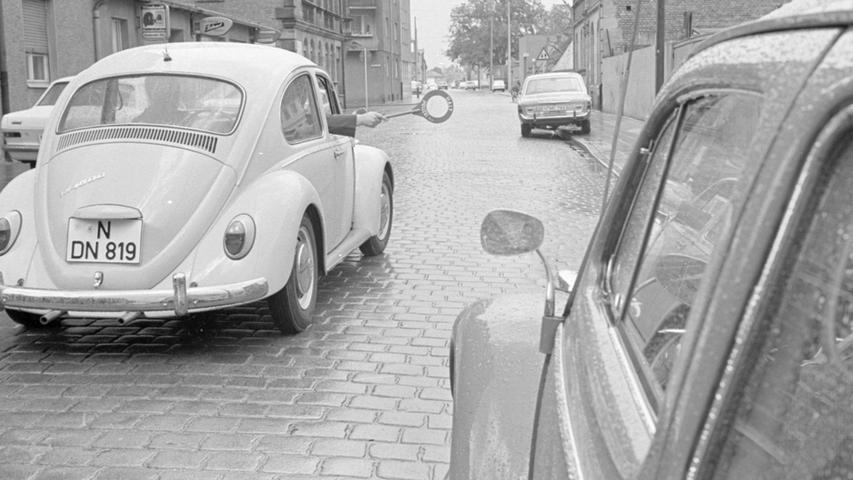 Ebenfalls aus dem Mai 1967 stammt diese Aufnahme einer Kopfsteinpflasterstraße in Nürnberg. Die Polizei überwachte den Verkehr damals schon mit Zivilstreifen, die mit einem unauffälligen VW Käfer unterwegs waren. Die Polizeikelle mit der Aufforderung, rechts ran zu fahren, sieht bis heute kein Autofahrer gern. 