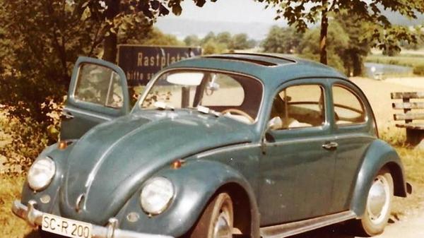 Wann und wo genau dieses Foto eines Schwabacher VW Käfers gemacht worden ist, ist nicht bekannt. Wahrscheinlich handelt es sich um einen Rastplatz an einer Autobahn. Die schönsten Käfer-Bilder aus unserem Archiv finden Sie hier.