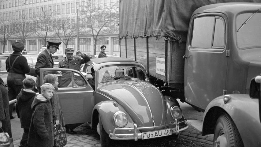 Hier hat's gekracht: In der Fürther Straße unmittelbar vor dem AEG-Werk stießen im November 1966 ein VW-Käfer mit Faltdach und ein schwerer Lastwagen unsanft zusammen. Beim Lkw handelt es sich um einen Mercedes-Benz L 311 und wie man sieht, hatte die Verkehrspolizei damals allerhand zu tun.
