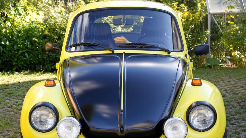 Heute ist der VW Käfer ein von vielen geliebter Oldtimer. Dieses in gelb-schwarz lackierte Exemplar trägt schon ein H-Kennzeichen für historisch erhaltenswertes technisches Kulturgut.