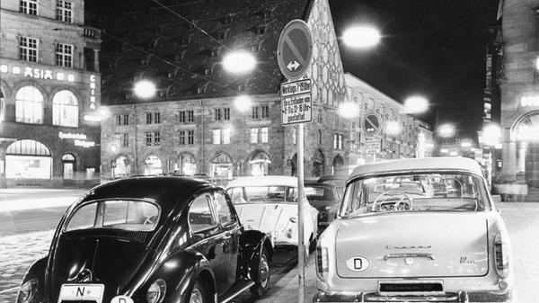 Aus heutiger Sicht undenkbar: 1964 wollte die Stadt Nürnberg die Stellflächen für Autos noch verdreifachen - damals glaubte man an die autogerechte Stadt. Sehr zur Freude der Fahrer dieses VW Käfer und des Ford 12m, der damals noch unter dem Markennamen Taunus verkauft wurde. Das Foto entstand in der Königstraße vor der Mauthalle (hinten links im Bild). Mehr Bilder aus der Geschichte der Mauthalle finden Sie hier.